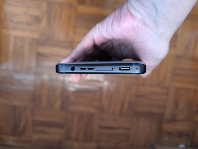 ការសាក USB នៅផ្នែកខាងក្រោមនៃ Asus ROG Phone 8