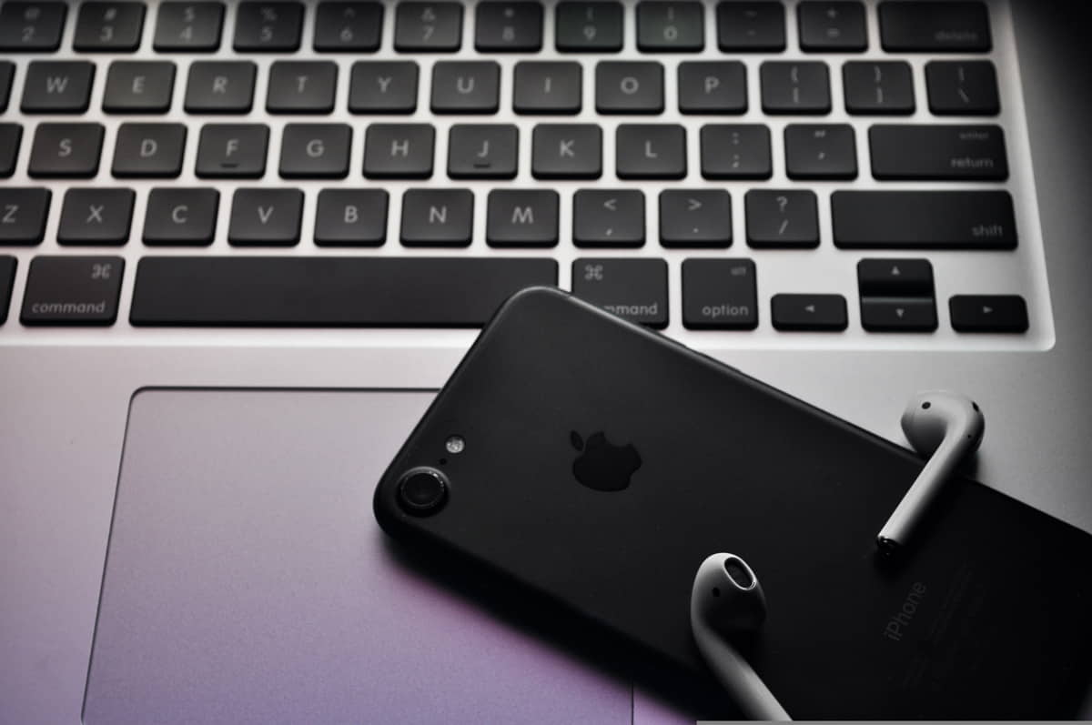 La revolución de Apple: descubre el potencial del MacBook Air M1 y los nuevos AirPods en Chile