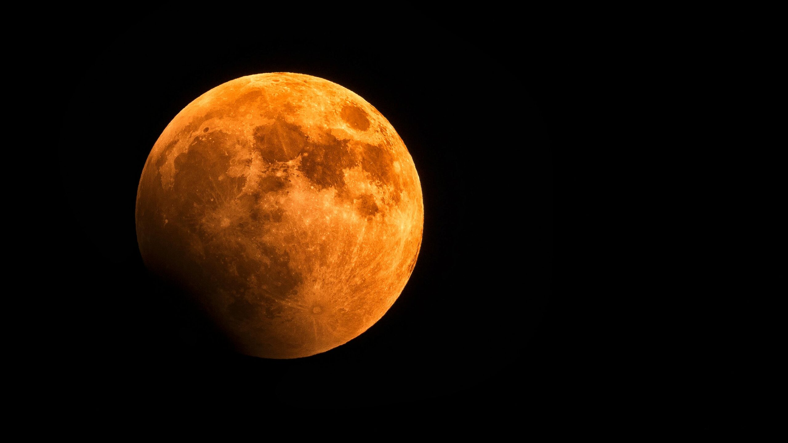 Cinco cosas que probablemente no sabes sobre la Luna.