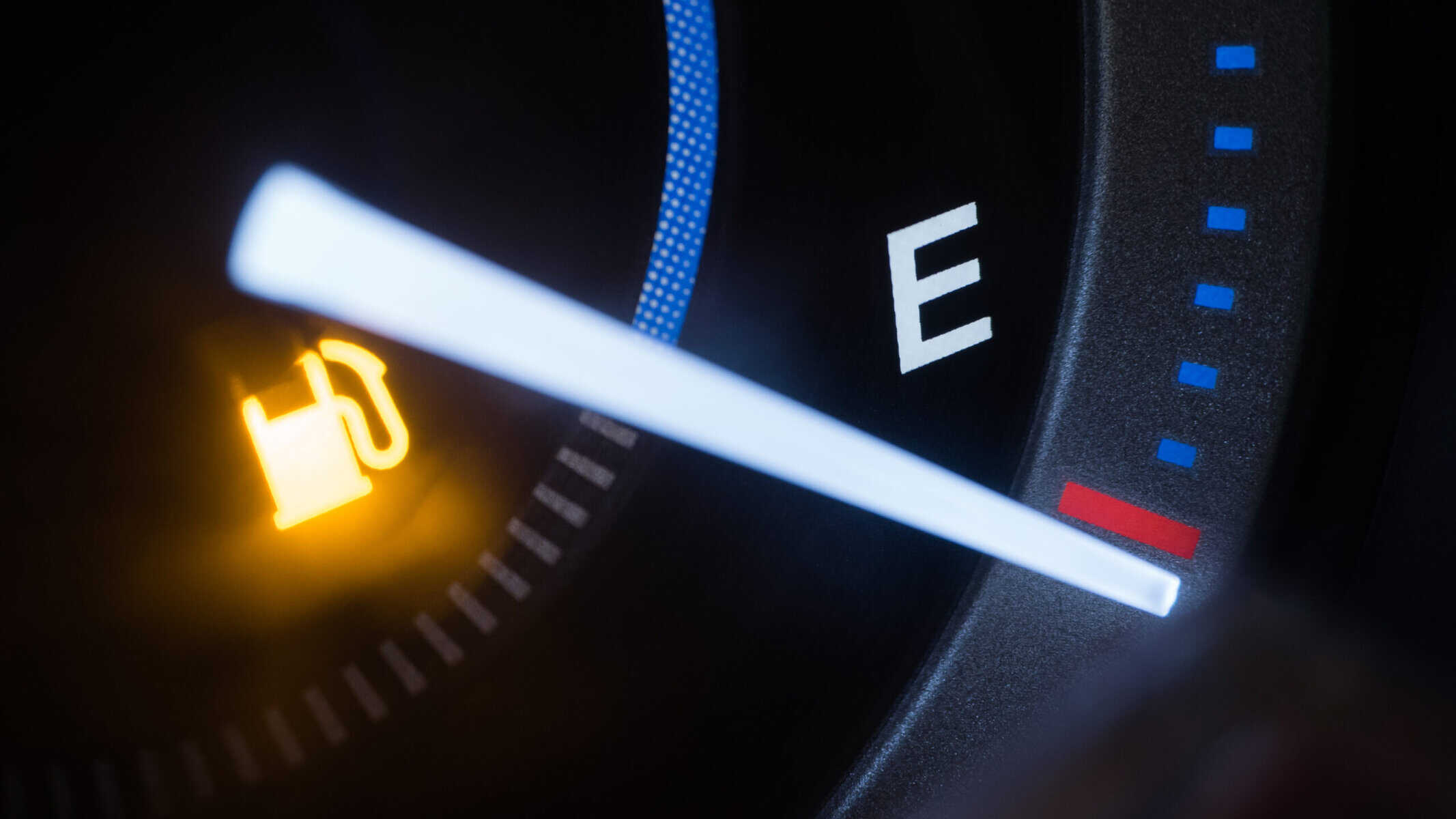 para ahorrar combustible, para gastar menos combustible, repostar gasolina con el coche en marcha, coche en reserva, repostar gasolina o diésel