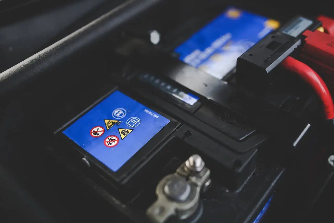 Cargue la batería del automóvil, la luz de la batería de su automóvil está encendida y el resto funciona. Luz de la batería encendida, tirando de la gasolina, la batería del automóvil dura menos, la batería del automóvil pierde la carga