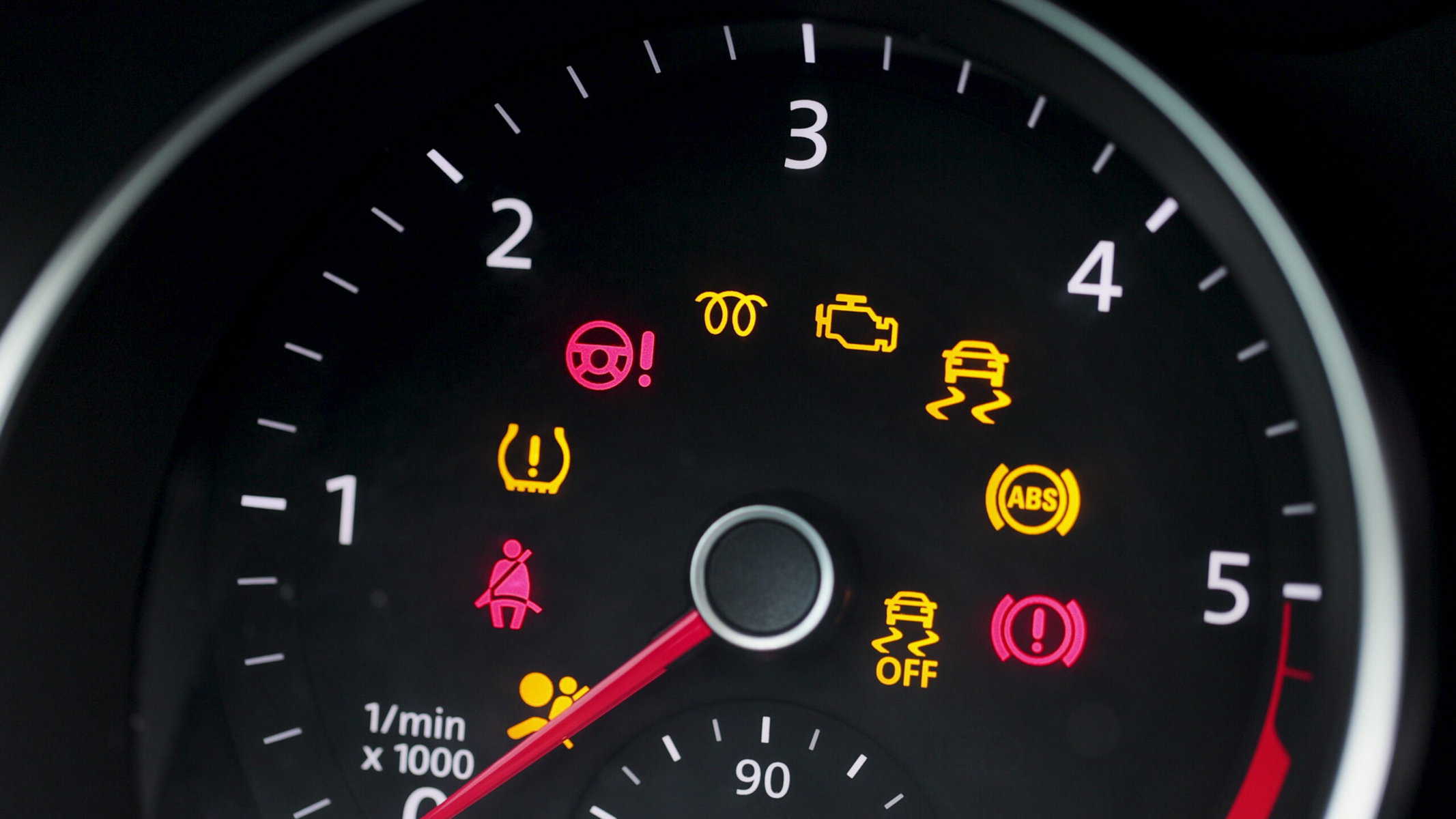 El automóvil alcanza los 100,000 km, ruidos del automóvil, dañino, centralina del automóvil para fallar