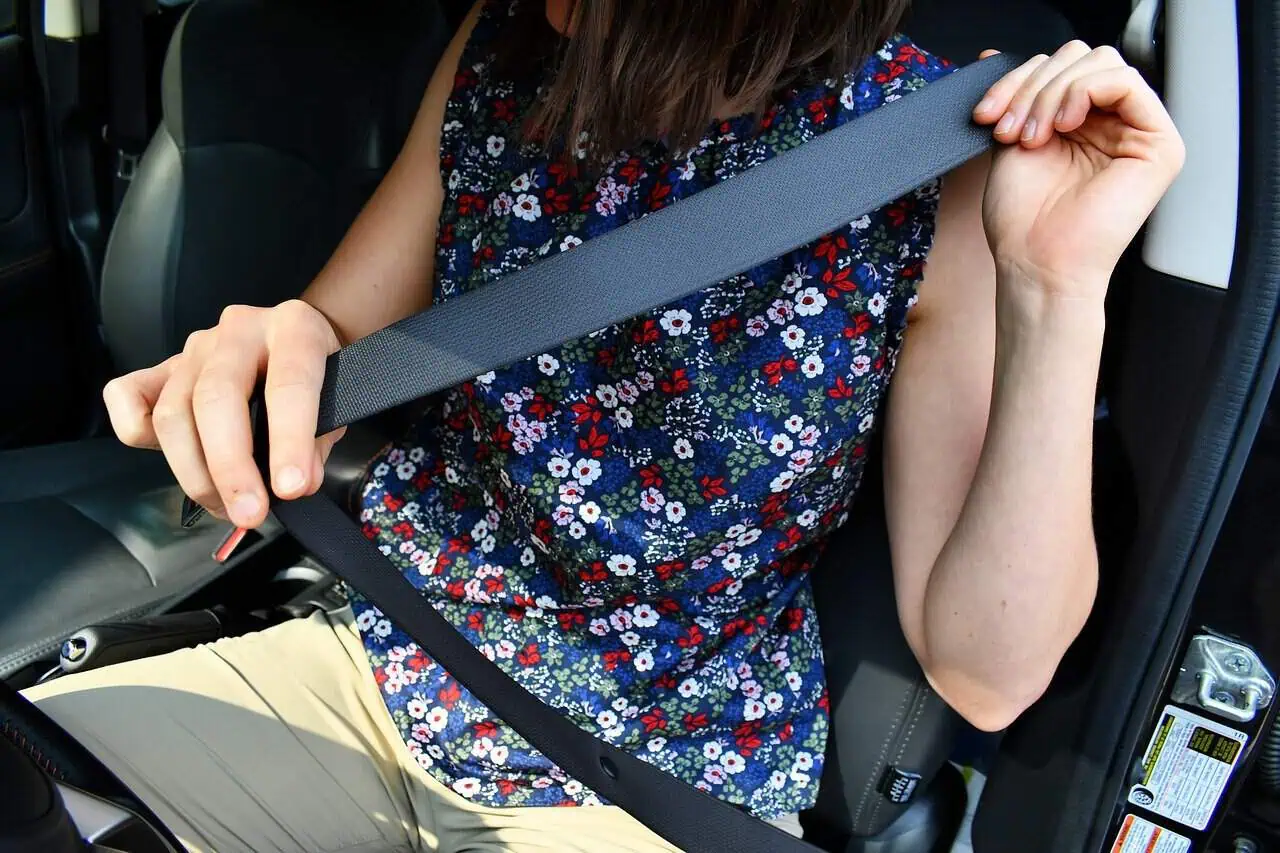 Cómo limpiar los cinturones de seguridad de su automóvil