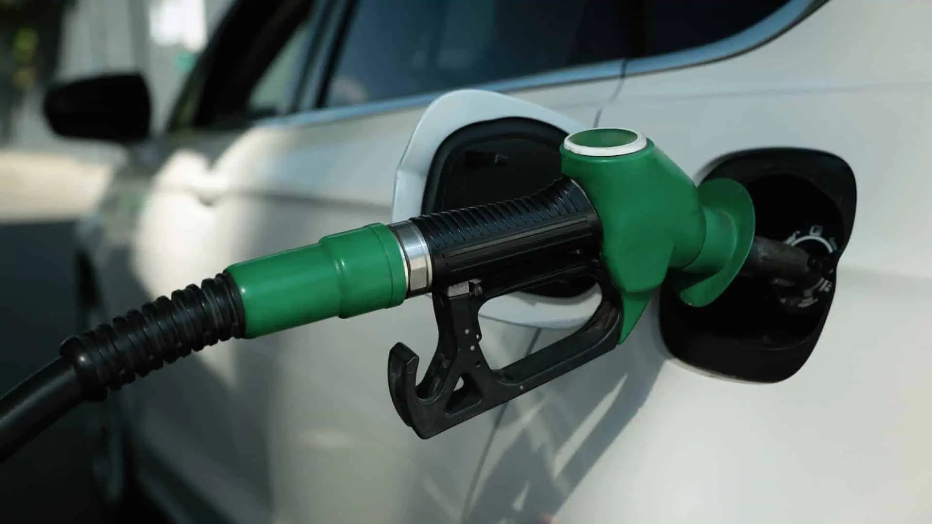 Tiro al precio de combustible, combustible, diesel, gasolina, que atestigua el automóvil