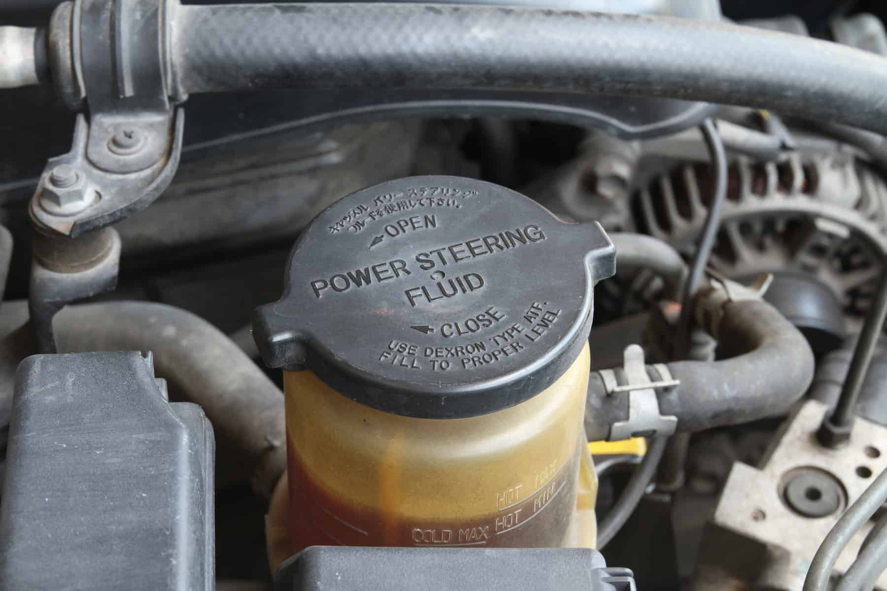 debe verificar el color fluido del sistema de dirección asistida