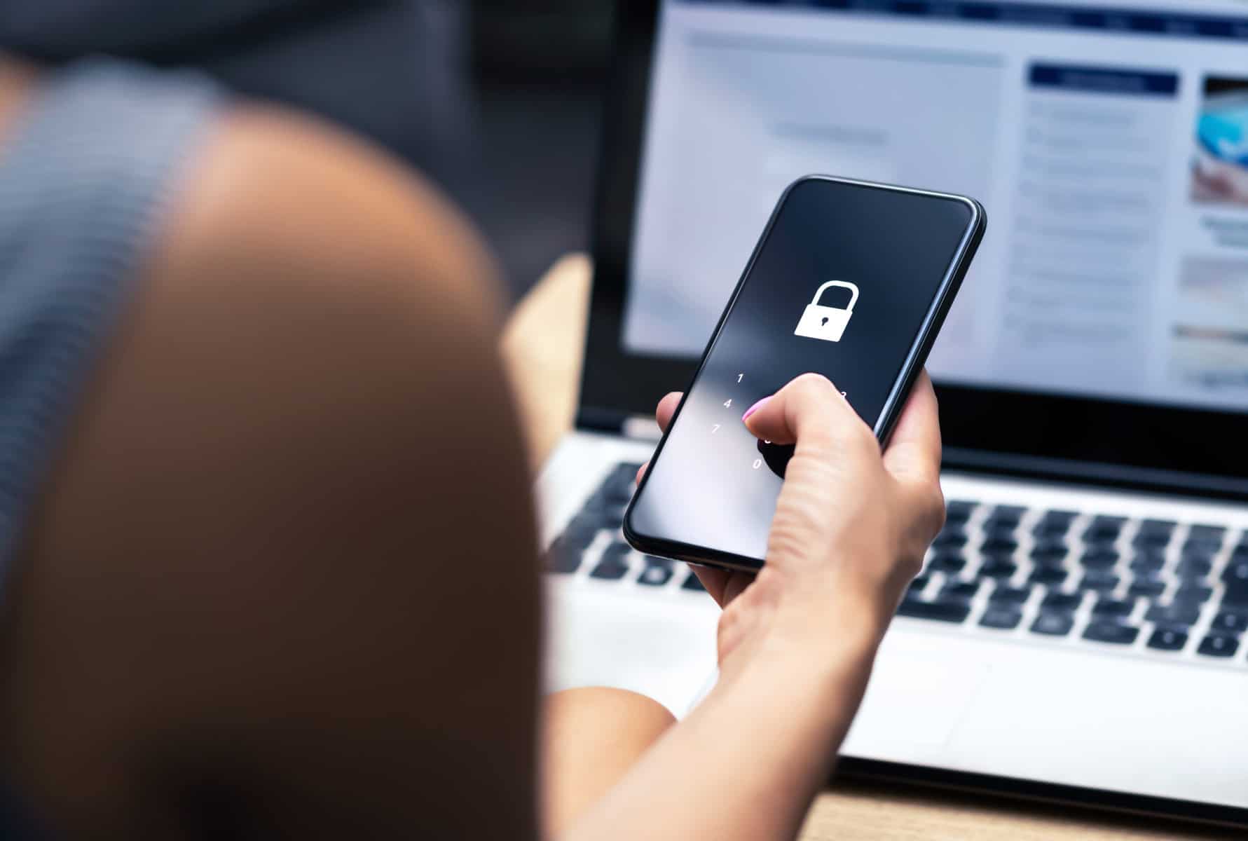 Mano del teléfono móvil contra el robo, el patrón de desbloqueo, las contraseñas, Android firma el teléfono inteligente, la seguridad en dos pasos