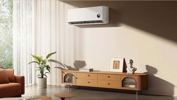 Nuevo aire acondicionado de Xiaomi instalado en una pared