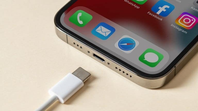 iPhone si 4 pone tres uñas en el exclusivo Affin de Apple