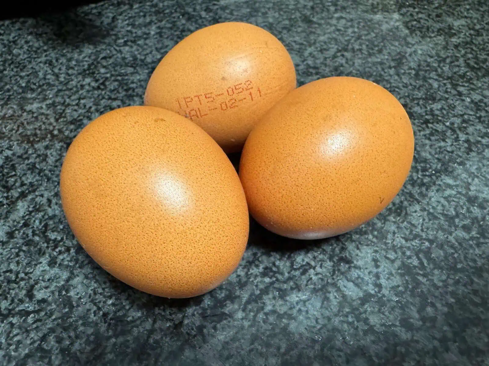 pelado de huevos hervidos