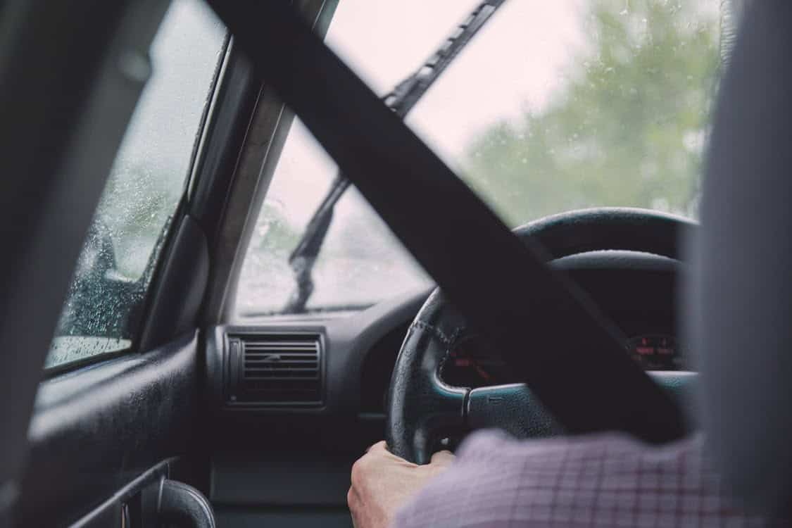 ¿Conducir con gafas de sol cuando está lloviendo es una buena idea?