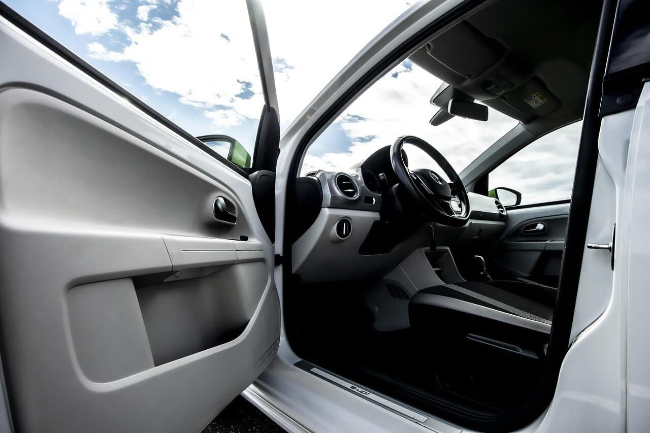 ¿Es malo tocar la puerta del coche? ¡Más de lo que imagina!