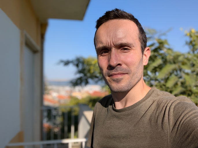 Frente, día, retrato