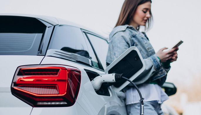 cargando coche eléctrico