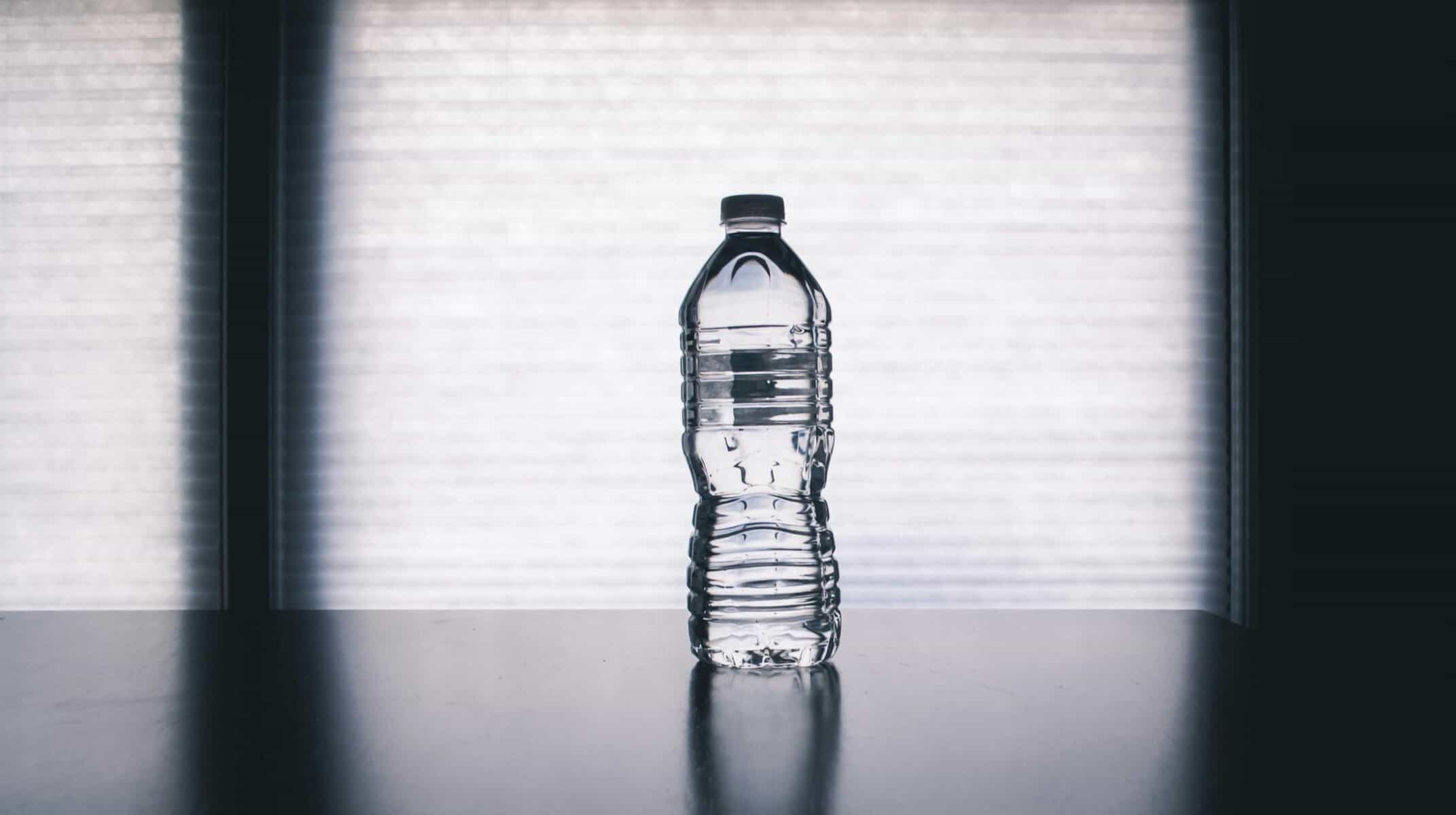 Botellas de agua de plástico, tenga cuidado: ¡donde debe y no puede almacenar agua embotellada!