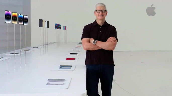 Foto Tim Cook con iPhones