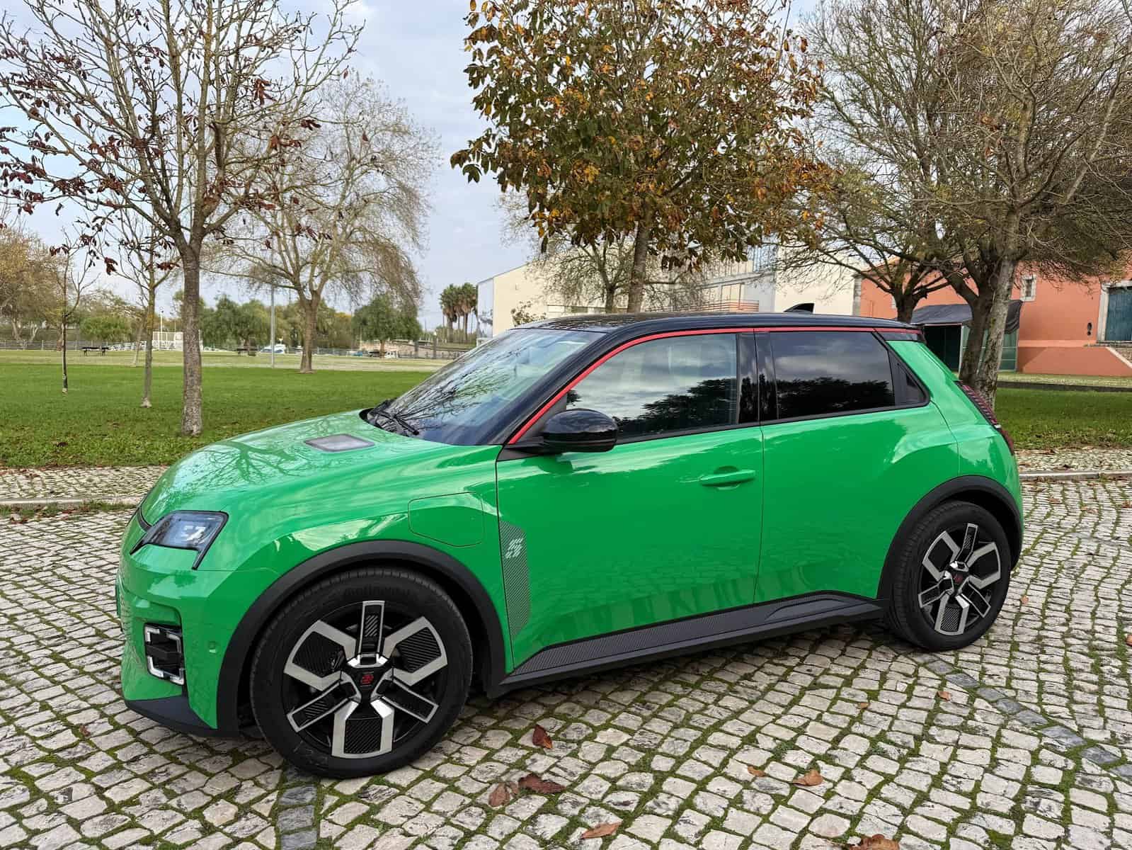 (Prueba) Renault 5 - ¡Pequeño eléctrico que propaga magia! bosquejo