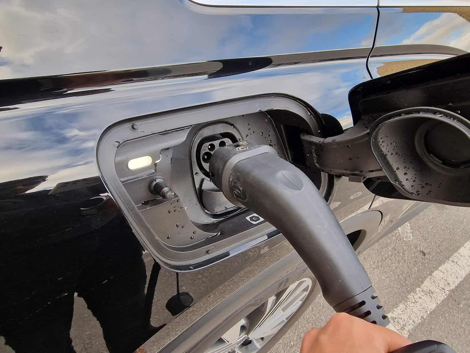 Los vehículos eléctricos se mantienen, cargan la batería del vehículo eléctrico