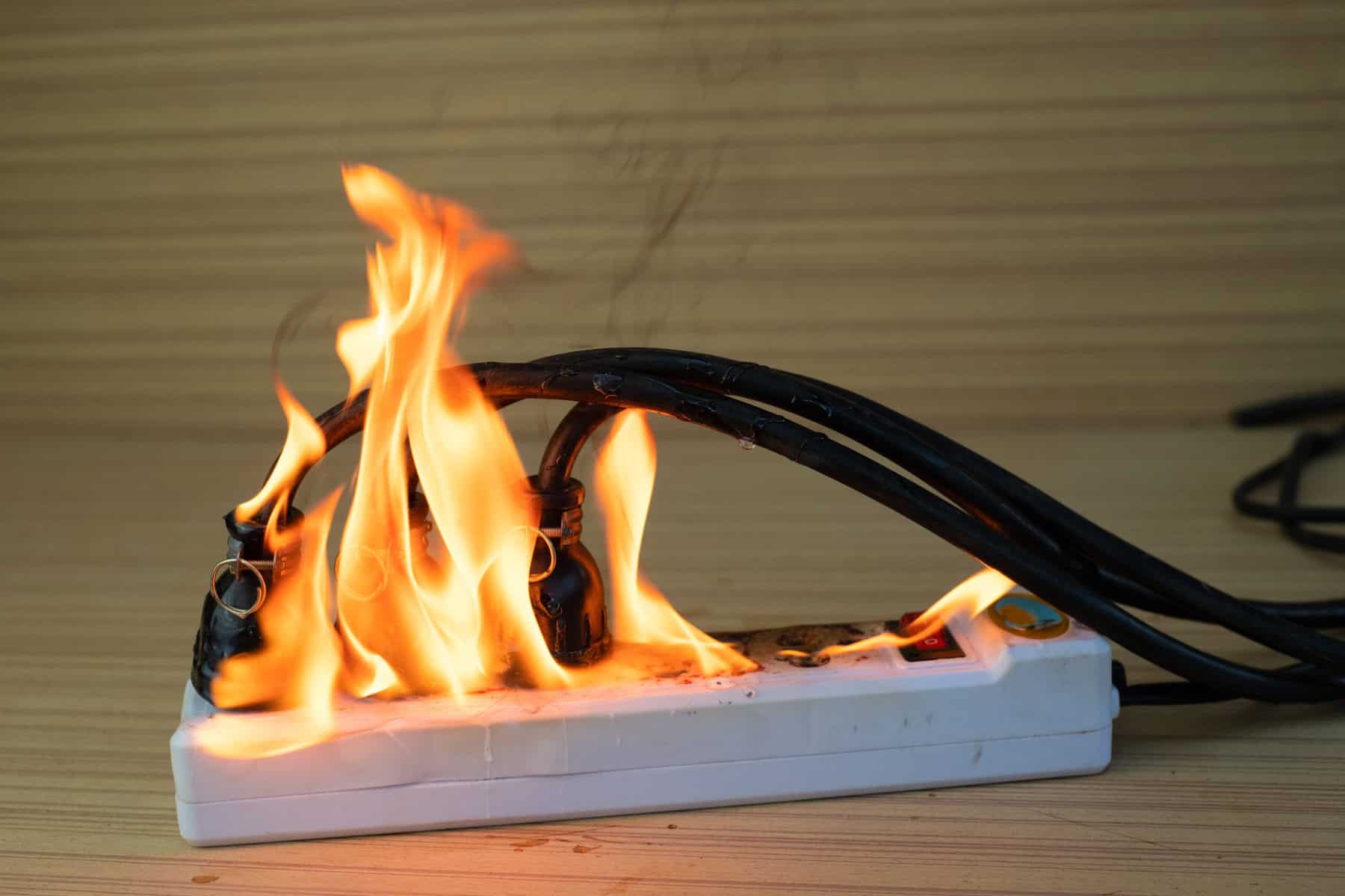 Peligro de fuego: ¡No llame esto a una extensión eléctrica!