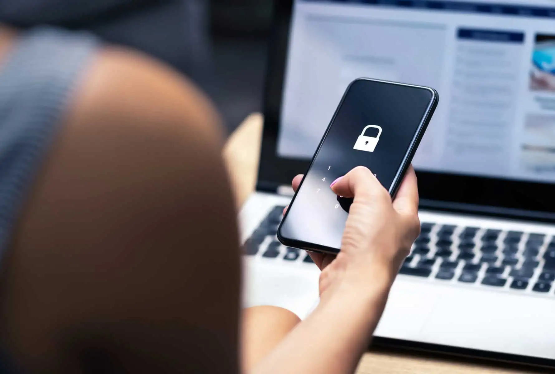 Mano del teléfono móvil contra el robo, el patrón de desbloqueo, las contraseñas, Android firma el teléfono inteligente, la seguridad en dos pasos