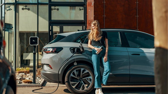 Cargar un auto eléctrico en un poste rápido