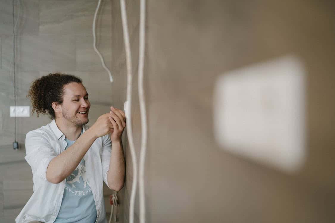 ¿Sabes por qué el interruptor de luz está fuera del baño?