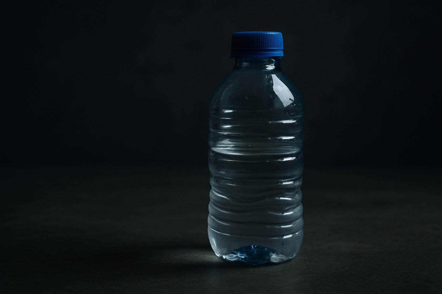 El riesgo de reutilizar botellas de agua más de 3 veces