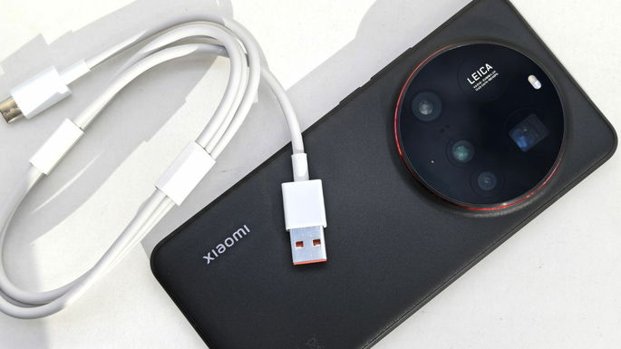 Teléfono inteligente Xiaomi con cable de carga