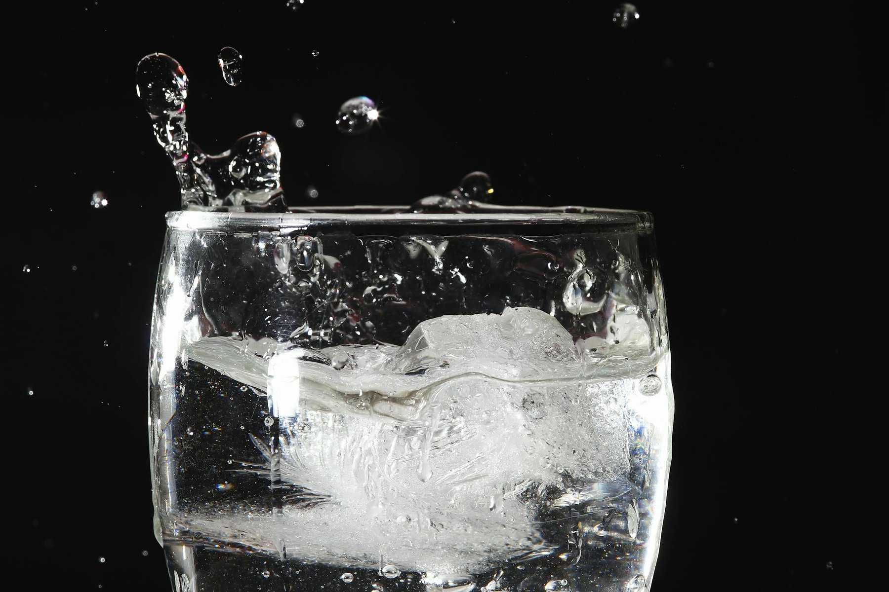 ¡Cambiar agua sin gas por agua con gas le hace esto a tu cuerpo!