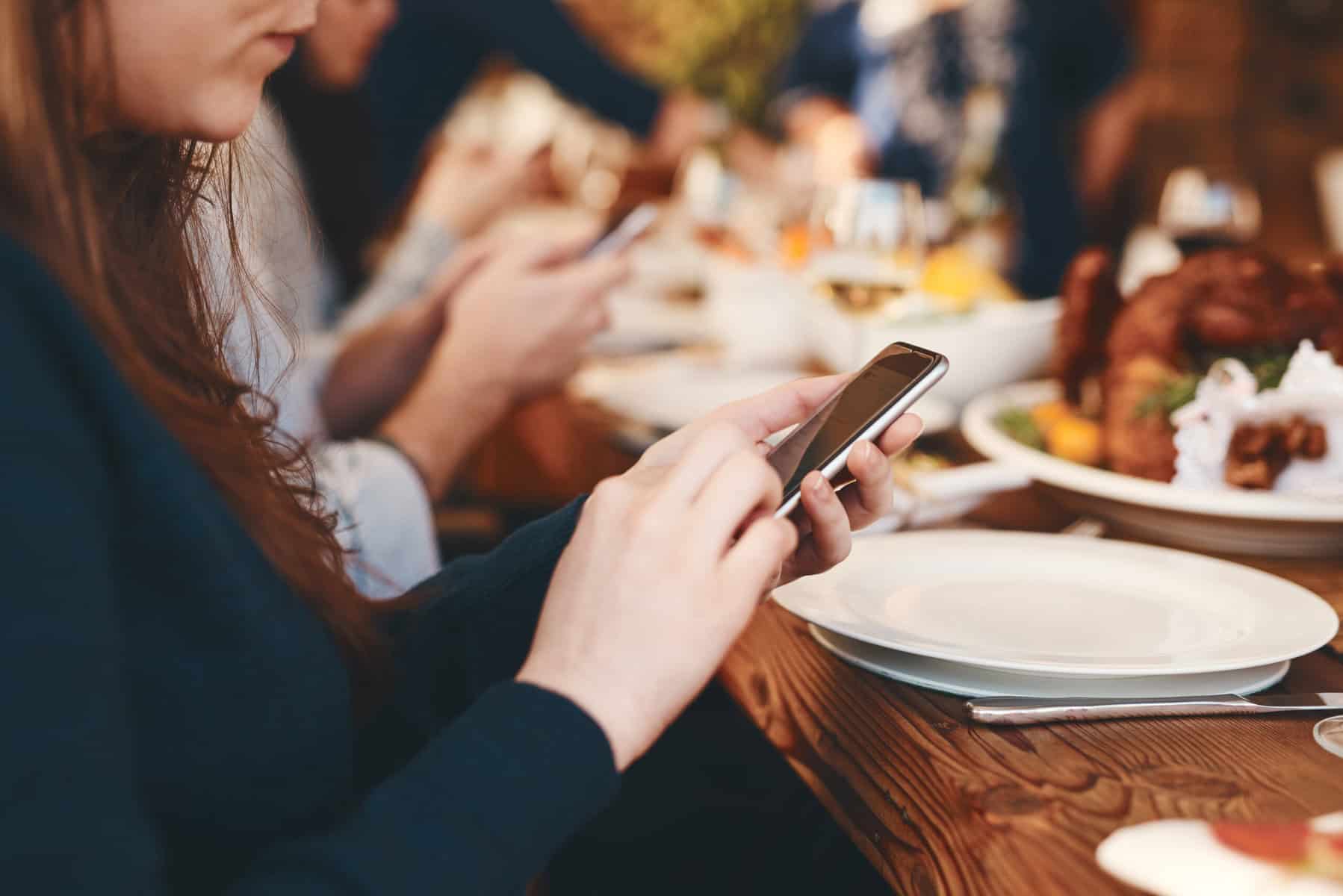 Alerta: ¡no lleves el móvil a la mesa durante las comidas!