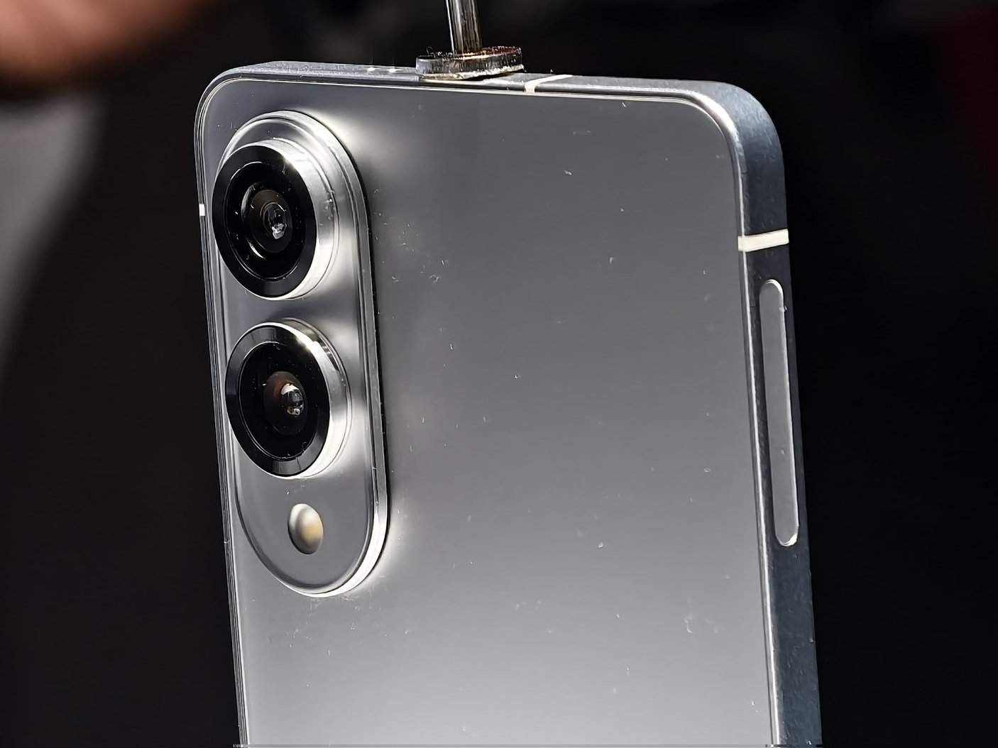s25 edge: ¿cuál es la lógica de ser delgado, pero luego tener cámaras gigantes?