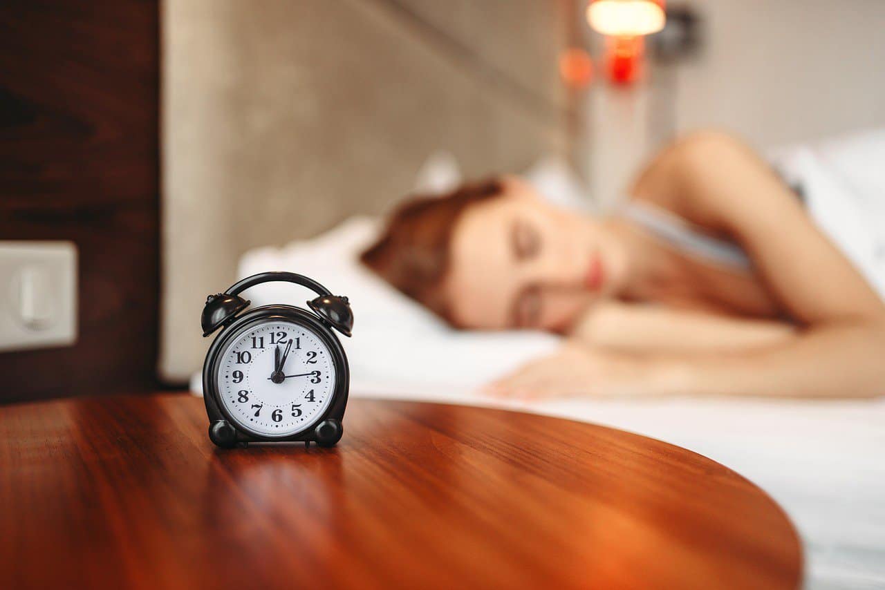 Insomnio, tiempo, reloj, tiempo, invierno, verano, no puede dormir, despertarse por la noche