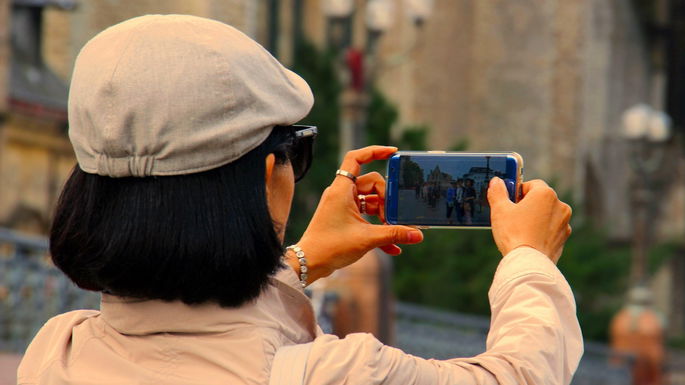persona con un teléfono inteligente en la mano