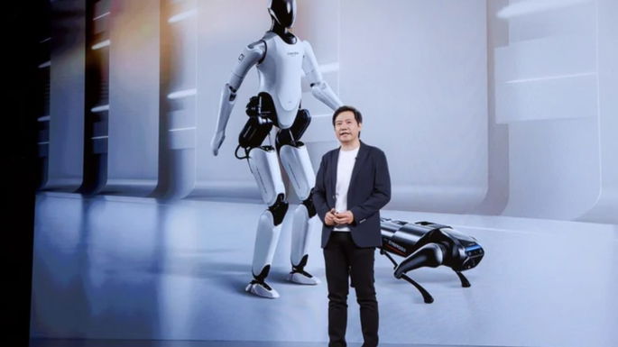 Lei Jun, CEO de Xiaomi, con el robot CyberOne de la marca china