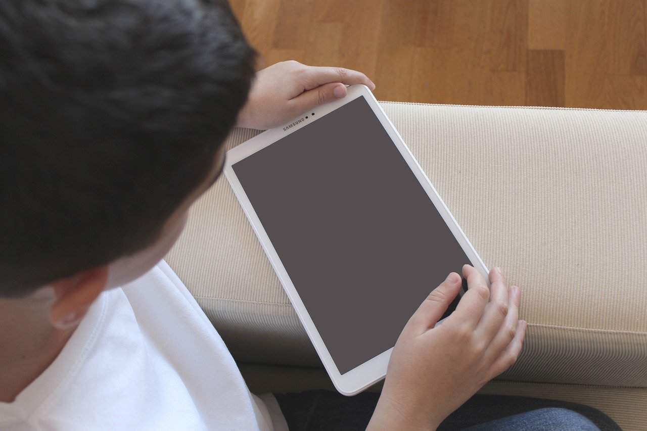 tableta, niños, pantalla LCD o tinta electrónica