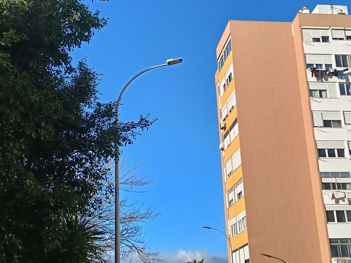 edificio en la distancia
