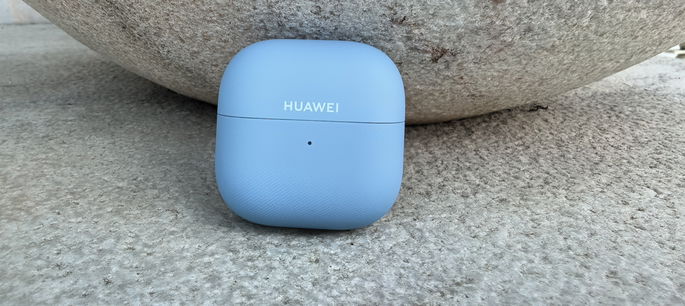 Huawei FreeClip 2 sobre fondo de piedra
