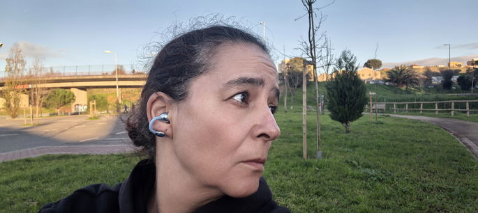 Huawei FreeClip 2 en uso en la calle