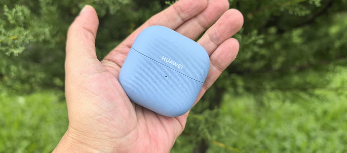 Huawei FreeClip 2 cerrado sobre fondo verde
