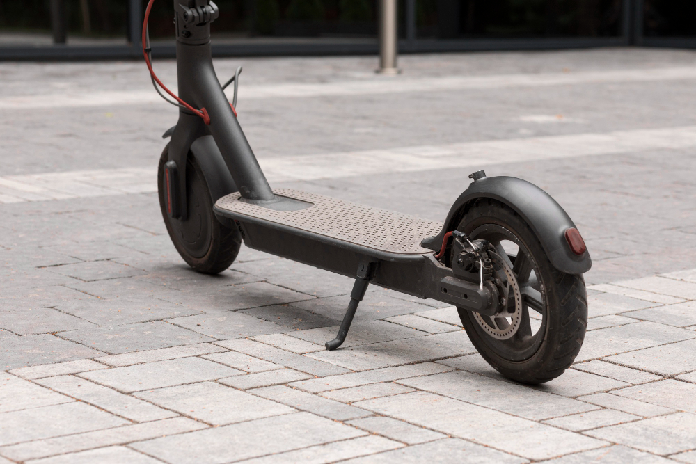 scooter modelo neumático macizo con baterías