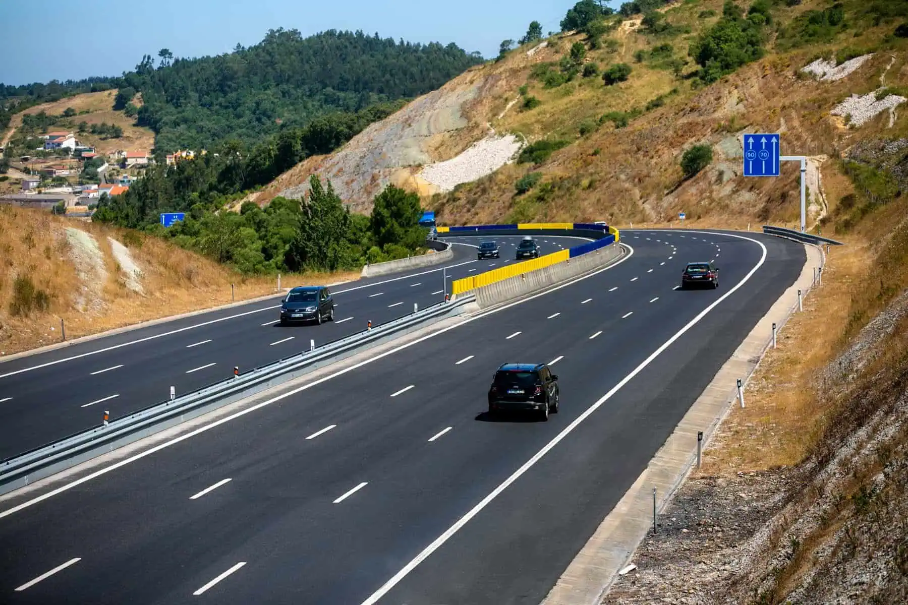 ¿Cuáles son las “señales” en las divisorias de carreteras?