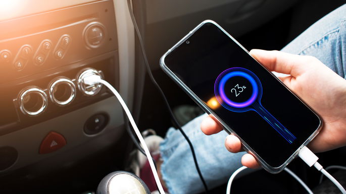cargar celular en el auto