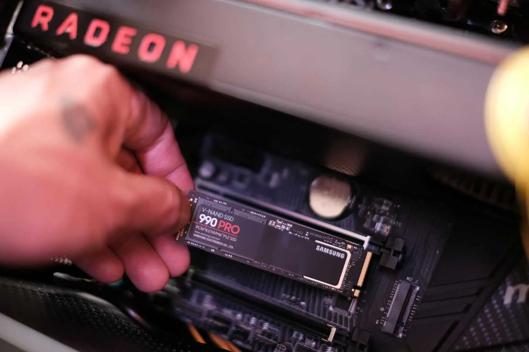 Samsung 990 PRO SSD para instalar.