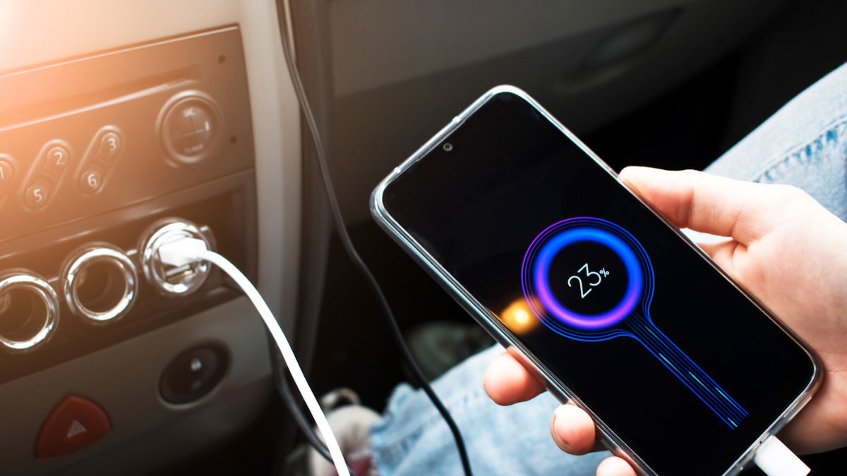 El Error Que Cometes Al Cargar Tu Celular En El Auto
