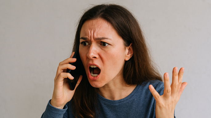 imagen de una persona quejándose por teléfono