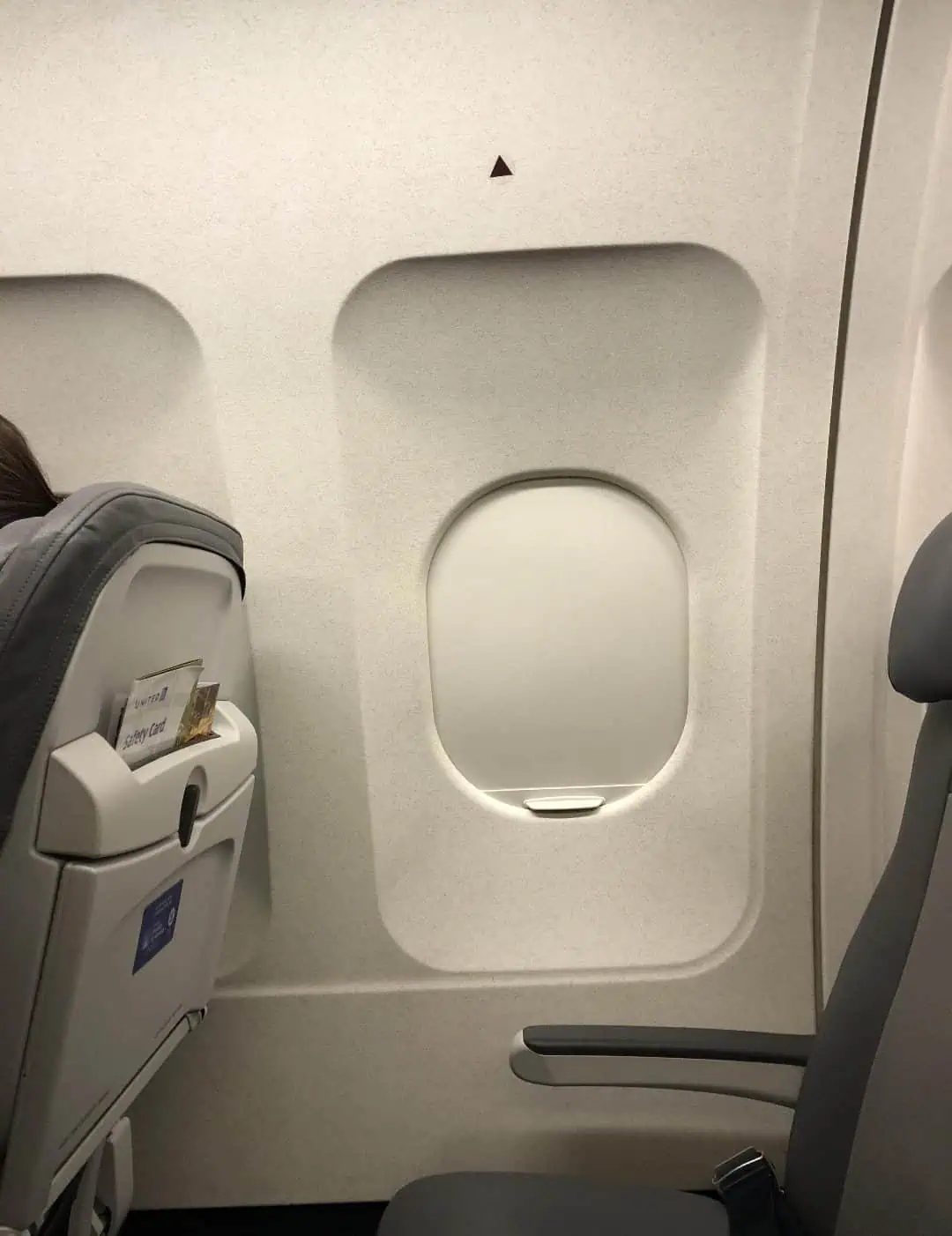¿Qué significan los triángulos sobre tu asiento en el avión?