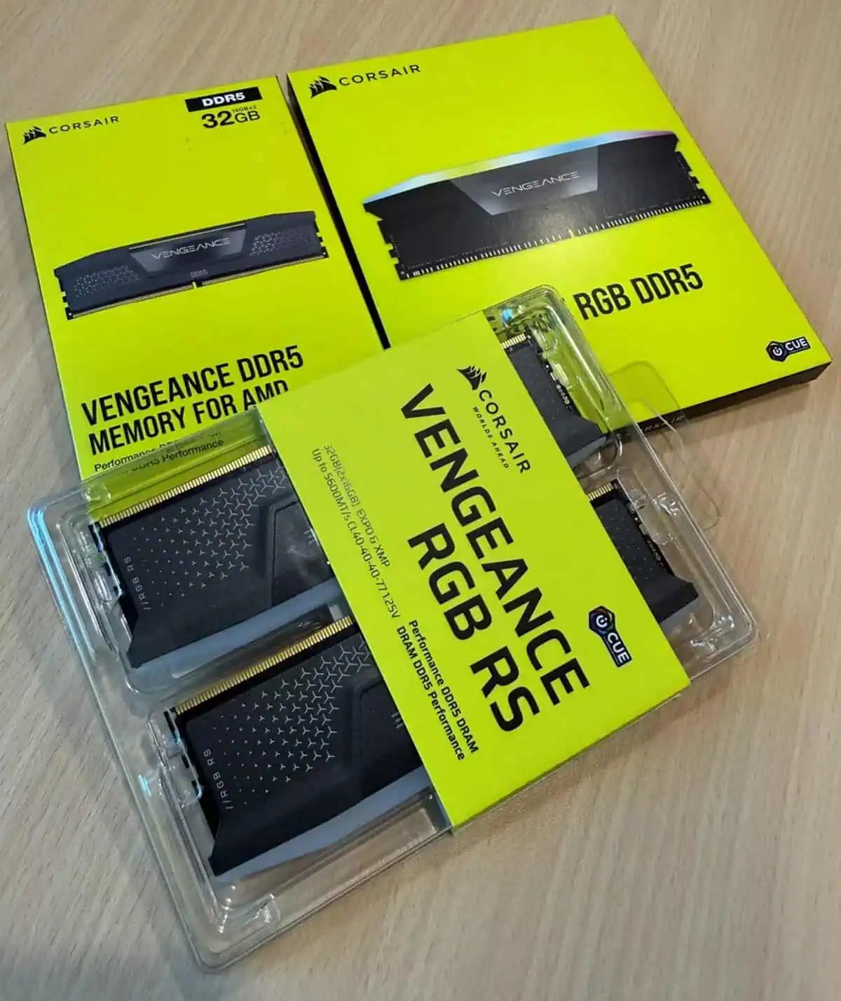 Memoria RAM Corsair Vengeance RGB DDR5 con nuevo empaque, destacando el diseño y la compatibilidad.