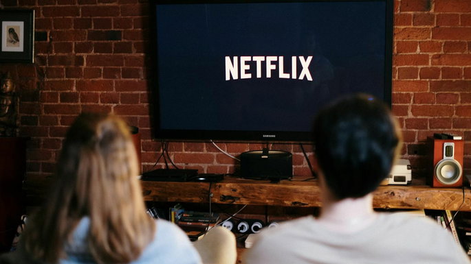 Imagen del logo de Netflix en el televisor.