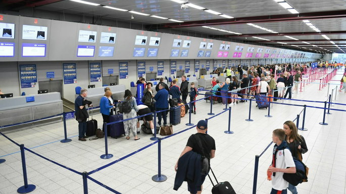 gente en un aeropuerto