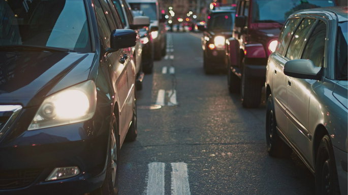 imagen de coches en el tráfico