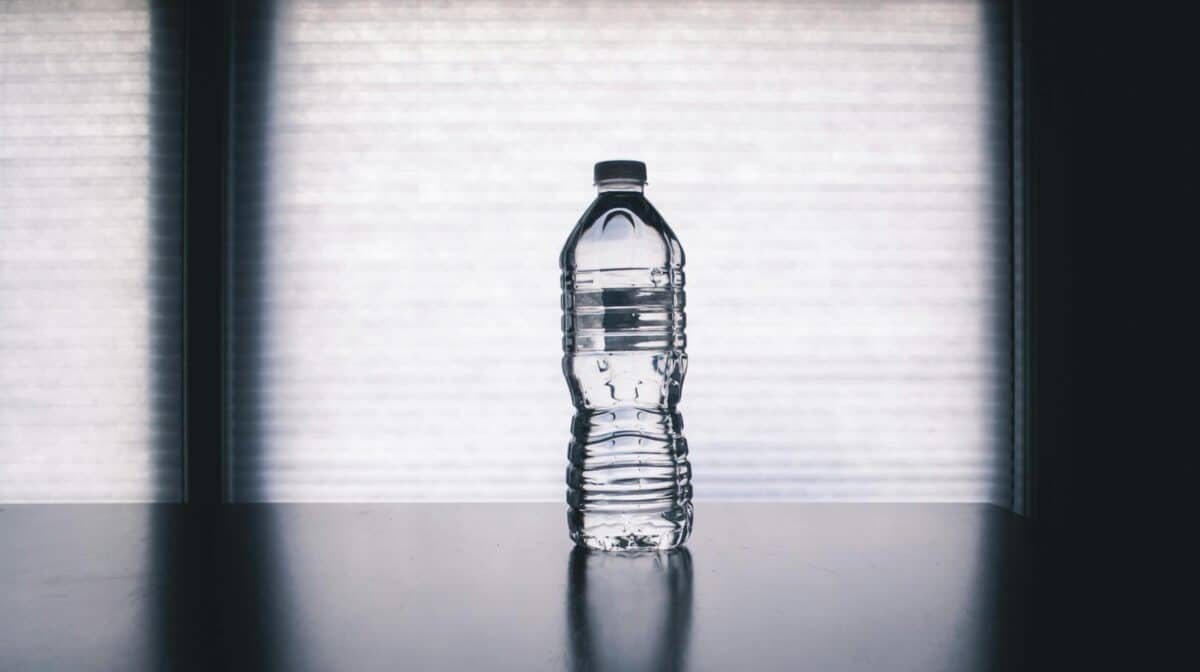 Botellas de agua de plástico, cuidado: ¡dónde debes y dónde no debes guardar el agua embotellada!